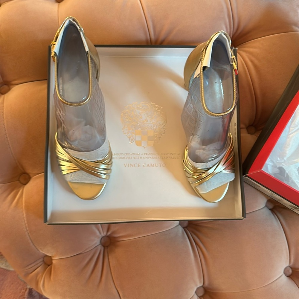 NWT size 7 Vince Camuto gold platforms, sexy elegant